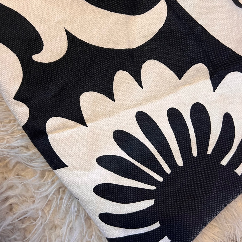 Pottery Barn Black & white floral extra large table runner 18"x108"